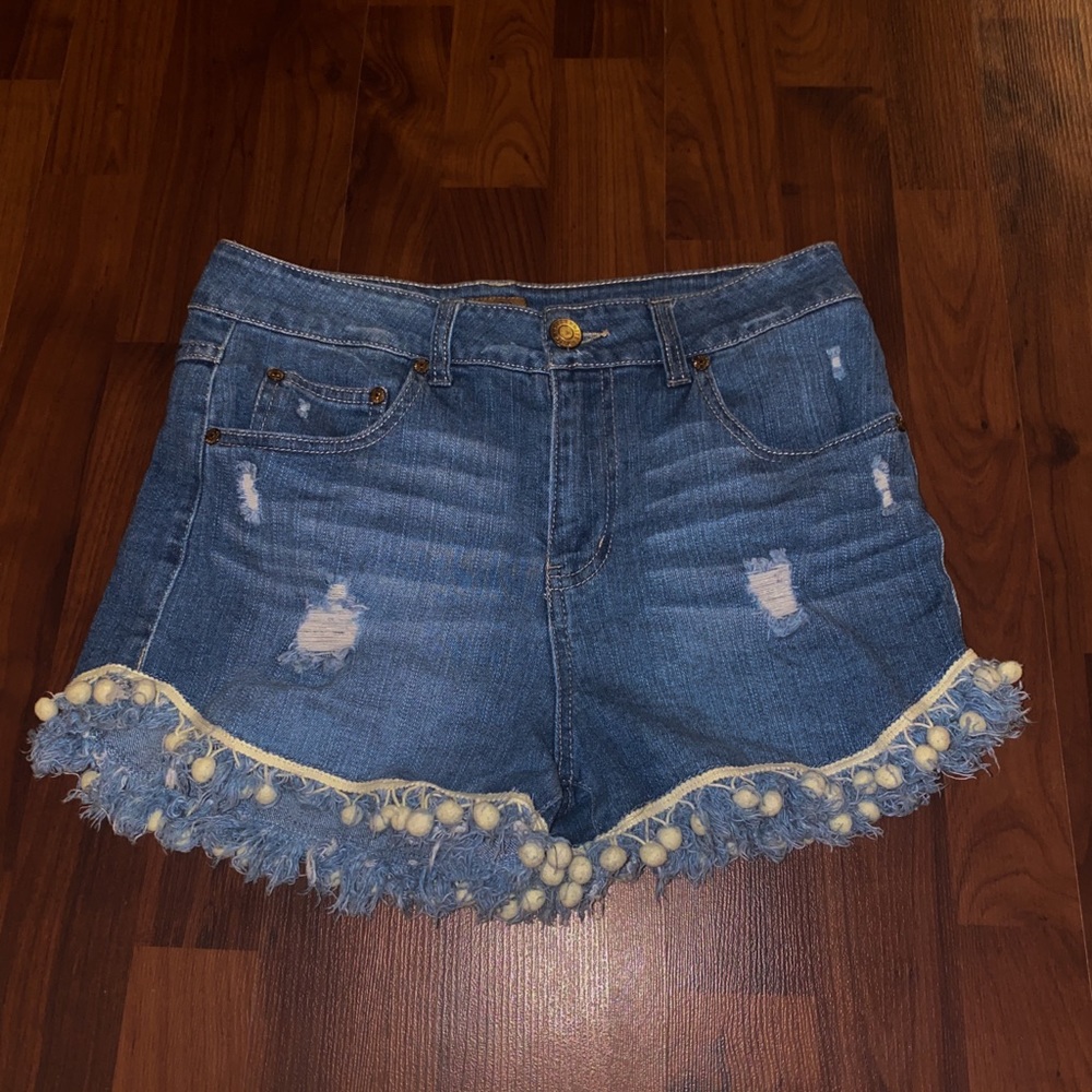 Women’s size 7 Celebrity Pink Jean shorts.